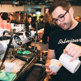 Profi-Baristi präsentieren Latte-Art-Trends 