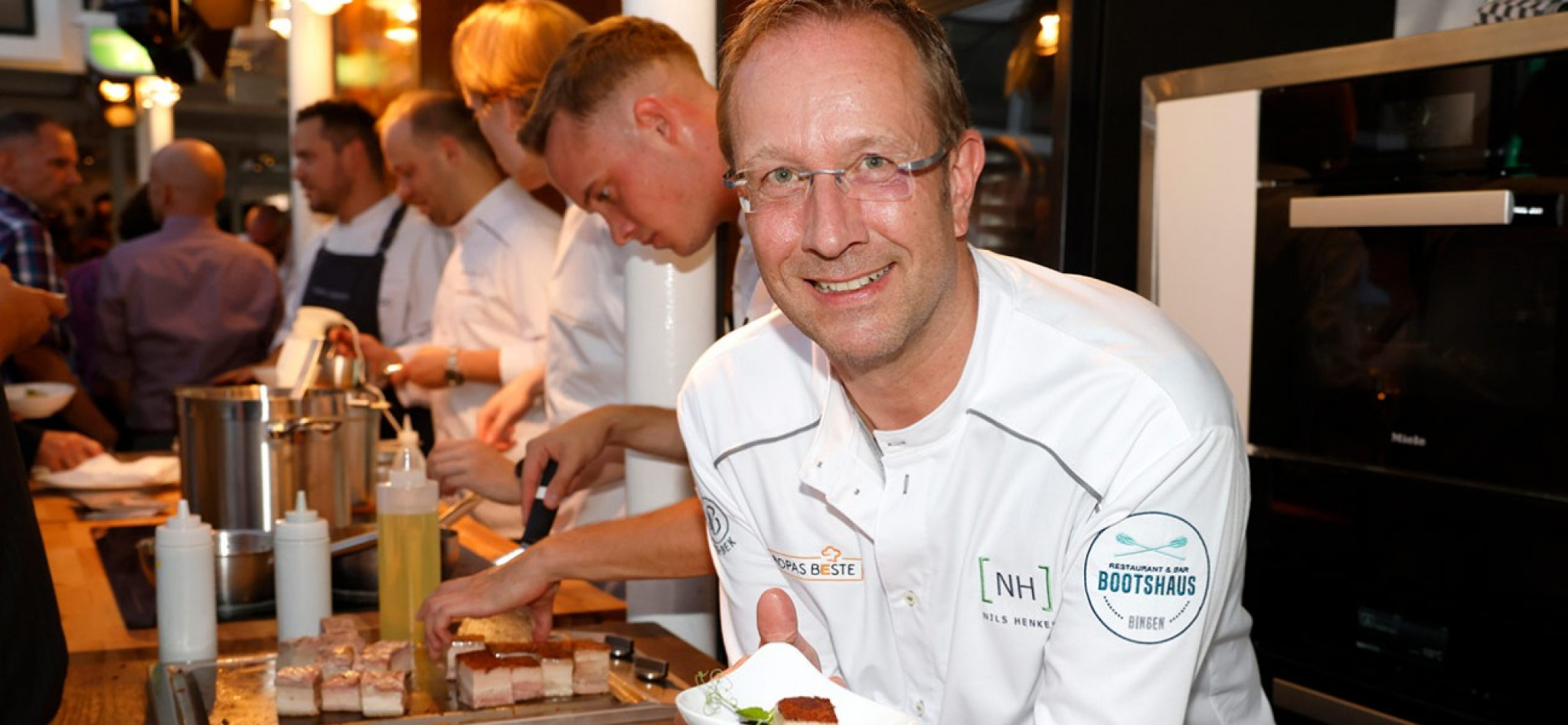 Drei-Sterne-Koch Nils Henkel an seiner Kochstation